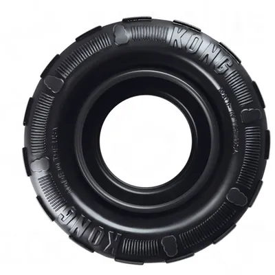 KONG gumiabroncs tartós fekete anyagból, dombornyomott KONG-logóval és „Made in the USA” felirattal. KONG gumiabroncs tartós fekete anyagból, dombornyomott KONG-logóval és „Made in the USA” felirattal.