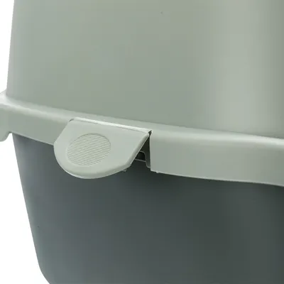 Detailaufnahme eines grauen Verschlussclips an einer Kunststoffbox.