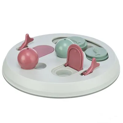 Rond interactief speelgoed van plastic met roze en groene schuifjes, draaibare elementen en klepjes op een witte basis. Geen merknaam of tekst zichtbaar. Rond interactief speelgoed van plastic met roze en groene schuifjes, draaibare elementen en klepjes op een witte basis. Geen merknaam of tekst zichtbaar.
