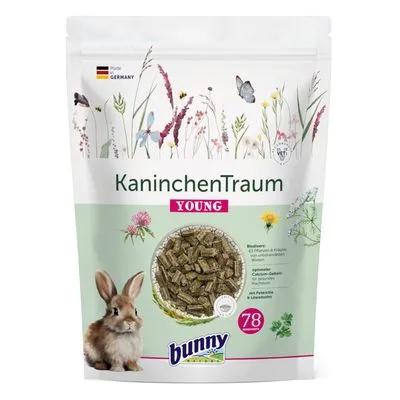 Verpakking Bunny KaninchenTraum Young, zichtbaar: 78 planten & kruiden, calcium-gehalte optimaal, met prebiotica & levensvitaminen. Made in Germany. Venster toont brokjes. Verpakking Bunny KaninchenTraum Young, zichtbaar: 78 planten & kruiden, calcium-gehalte optimaal, met prebiotica & levensvitaminen. Made in Germany. Venster toont brokjes.