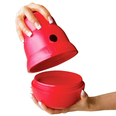 Rött KONG-leksak, tvådelad, med öppning för påfyllning. Visar hur leksaken tas isär av händer. Rött KONG-leksak, tvådelad, med öppning för påfyllning. Visar hur leksaken tas isär av händer.