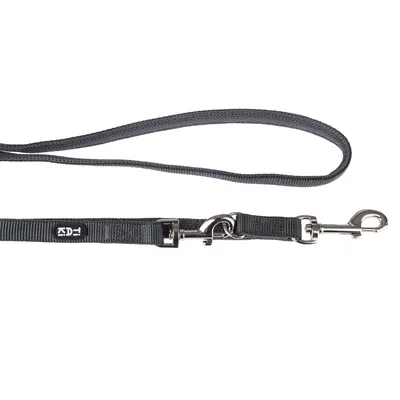 Graue Hundeleine mit Metallkarabiner und schwarzem Logoaufdruck. Verstellbare Länge, robustes Material.