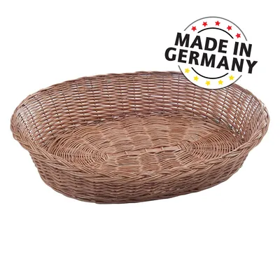Owalny kosz z brązowego plecionego materiału. Tekst na obrazku: Made in Germany ze gwiazdami w czerni, czerwieni i żółci.
