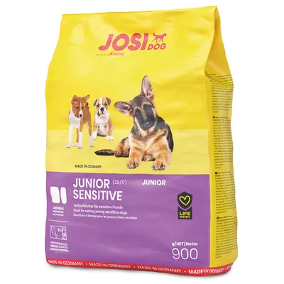Sac JosiDog Junior Sensitive 900 g, pour jeunes chiens sensibles, mention Made in Germany, photos de trois chiots, texte visible en anglais, allemand et français sur l'emballage.