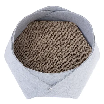 Cama para mascotas con base de cartón corrugado marrón y borde exterior gris de fieltro, vista superior. Materiales visibles: cartón y fieltro.