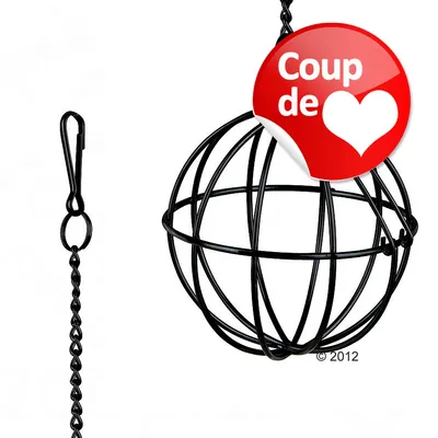 Boule suspendue en métal noir avec chaîne et mousqueton, pastille rouge visible : Coup de cœur. Aucun autre texte ou marque apparente.