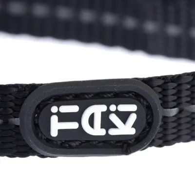 Černý obojek z tkaného materiálu s plastovým štítkem s bílými symboly.