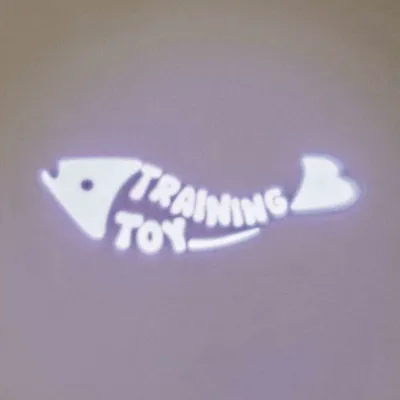 Jouet d'entraînement en forme de poisson avec inscription et symbole de cœur.