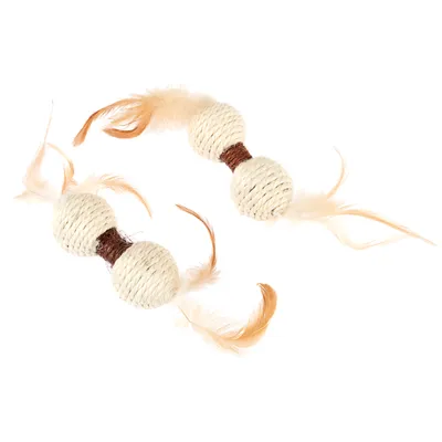 Juguete de sisal con dos bolas y plumas marrones en los extremos. Juguete de sisal con dos bolas y plumas marrones en los extremos.