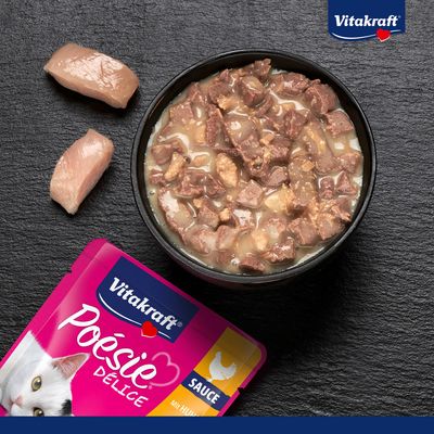 Vitakraft Poésie Délice szószban csirkével, tálka húskockákkal és két darab csirkehússal mellette