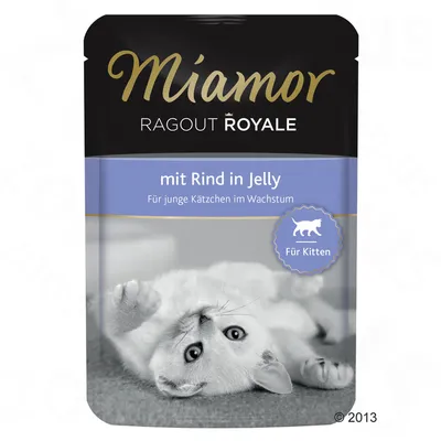 Miamor Ragout Royale mit Rind in Jelly -pussi, teksti saksaksi: Für junge Kätzchen im Wachstum, Für Kitten. Kuvassa vaalea kissanpentu makaa selällään.