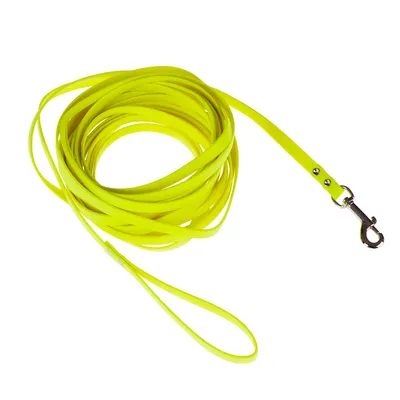 Longe jaune en plastique avec poignée et mousqueton métallique, présentée enroulée. Longe jaune en plastique avec poignée et mousqueton métallique, présentée enroulée.