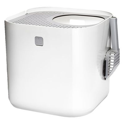 Mookat kattenbak van wit plastic met bovenin een rond gat en bijgeleverde grijze schep aan de zijkant bevestigd. Merknaam 'mookat' zichtbaar op de voorkant.