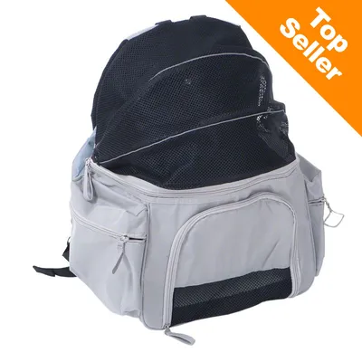 Sac à dos gris avec poches zippées et parties en maille noire, étiquette orange en haut à droite avec texte « Top Seller » en anglais. Sac à dos gris avec poches zippées et parties en maille noire, étiquette orange en haut à droite avec texte « Top Seller » en anglais.