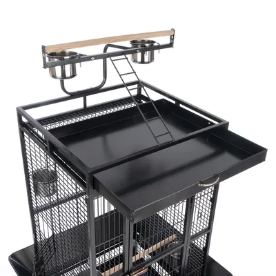 Cage pour oiseaux en métal noir avec plateau supérieur, perchoir en bois, deux gamelles en inox et échelle. Plateau amovible visible sur le dessus.