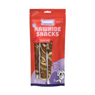Braaaf Rawhide Snacks Twister Lamb. Verpackung mit drei gedrehten Kausnacks aus Lamm. Hinweise: 'to open tear here' und 'reseal to keep fresh'. Geeignet für kaulustige Hunde.
