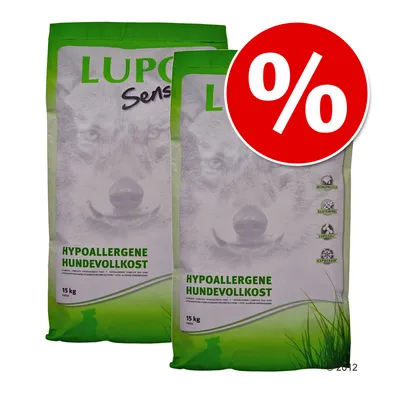 Två säckar Lupo Sensitiv Hypoallergene Hundefullkost 15 kg med röd procent-symbol. Text på tyska: Monoprotein, Glutenfrei, Lupozell, Kaltgepresst.