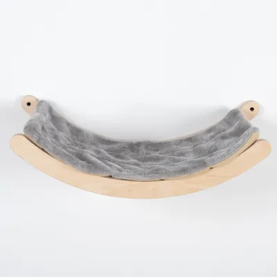 Fa felfüggesztett ágy szürke, puha szövetborítással. Alkalmas háziállatoknak vagy dekorációnak. Fa felfüggesztett ágy szürke, puha szövetborítással. Alkalmas háziállatoknak vagy dekorációnak.