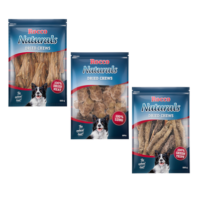 Trois assortiments de friandises séchées pour chien, morceaux variés disposés séparément, avec un symbole pourcentage rouge sur fond jaune indiquant une offre ou promotion.