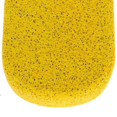 Keltainen huokoinen sieni, suorakulmainen pyöristetyillä kulmilla, sopii puhdistukseen tai hoitoon.