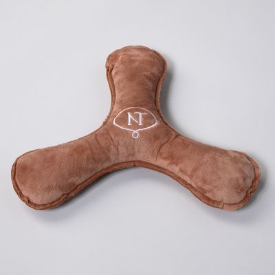 Giocattolo verde a tre bracci in tessuto con ricamo NT al centro, forma a boomerang.