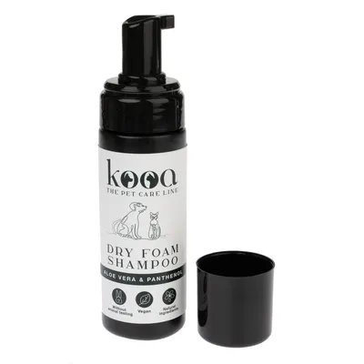 kooa Dry Foam Shampoo z aloesem i pantenolem. Bez testów na zwierzętach, wegański, naturalne składniki. Czarna butelka z pompką i zdjętą nakrętką.