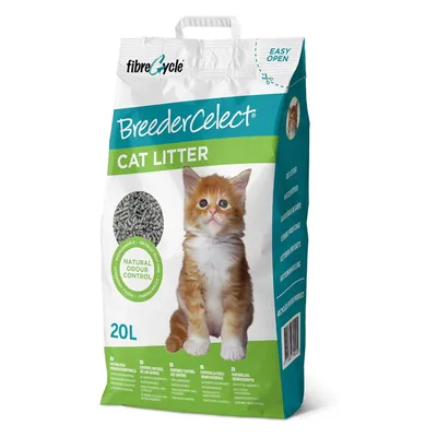 Упаковка наполнителя для кошачьего туалета BreederCelect Cat Litter, 20 л. Видны гранулы и надпись: Natural Odour Control. Логотип fibreCycle. Изображение рыжего котёнка.
