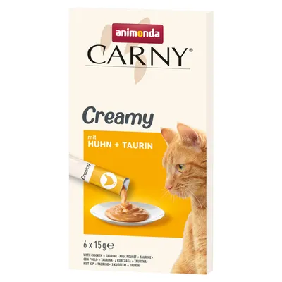 Animonda Carny Creamy med kyckling och taurin, 6 x 15g. Bild på en katt bredvid en tallrik med krämig konsistens från tub.