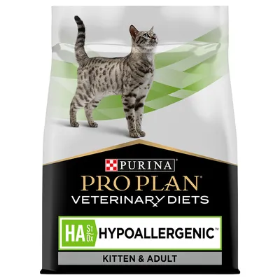 Sac de croquettes pour chat avec texte : Purina Pro Plan Veterinary Diets HA St/Ox Hypoallergenic Kitten & Adult. Chat tigré debout sur l’emballage.