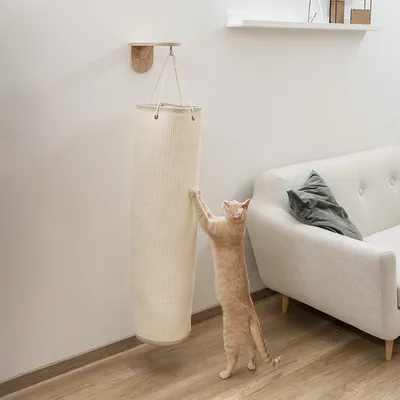 Alfombra rascadora de sisal beige con soporte de madera para pared. Gato usando la alfombra para rascar. Adecuada para ahorrar espacio en interiores. Alfombra rascadora de sisal beige con soporte de madera para pared. Gato usando la alfombra para rascar. Adecuada para ahorrar espacio en interiores.