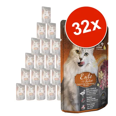 Cat food pouches, brand with white cat image, labelled 'Ente & Käse', 85g, visible text in German. Large red circle shows '32x' indicating pack of 32.