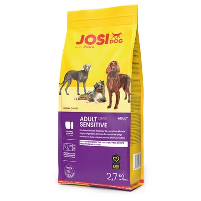 Sac de croquettes JosiDog Adult Sensitive 2,7 kg, recette sans gluten, pour chiens adultes, mentions en anglais et allemand, illustrations de trois chiens sur l’emballage.