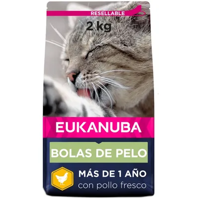 EUKANUBA BOLAS DE PELO, 2 kg, más de 1 año, con pollo fresco. Envase resellable con imagen de un gato lamiéndose la pata.