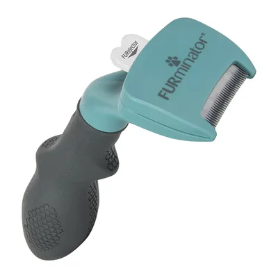 FURminator nástroj na péči o srst s ergonomickou rukojetí a nerezovou čepelí, viditelné tlačítko FURjector pro snadné čištění.