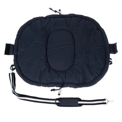 Coussin ovale noir matelassé avec sangle réglable à rayures noires et blanches, boucle métallique et attaches visibles. Matière textile rembourrée.