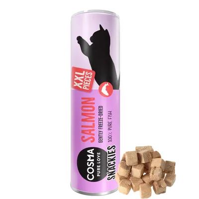 Cosma Pure Love Snackies Salmon XXL Pieces, gently freeze-dried, 100 % pure fish. Cylindrisk förpackning med laxsmak och bitar av frystorkad fisk synliga bredvid.