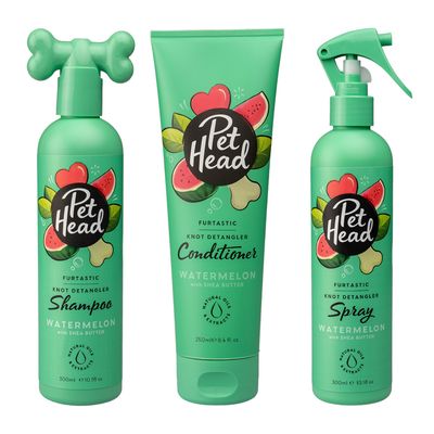 Pet Head Furtastic Knot Detangler : après-shampoing, shampoing et spray pastèque beurre de karité. Textes visibles en anglais : Conditioner, Shampoo, Spray, Watermelon with shea butter.