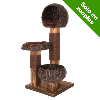 Rascador para gatos de mimbre y madera con tres plataformas, cojines marrones y postes envueltos en cuerda. Esquina superior: Solo en zooplus.