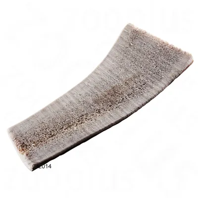 Morceau d’andouiller de cerf naturel, section droite, surface rugueuse et couleur gris-brun visible. Aucun texte ou marque apparente sur le produit.