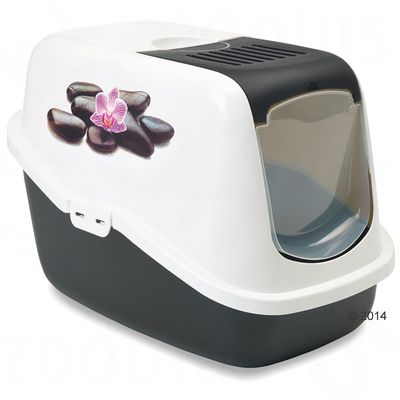 Закрытый пластиковый туалет для кошек с прозрачной дверцей, черно-белый корпус, рисунок камней и орхидеи на крышке.