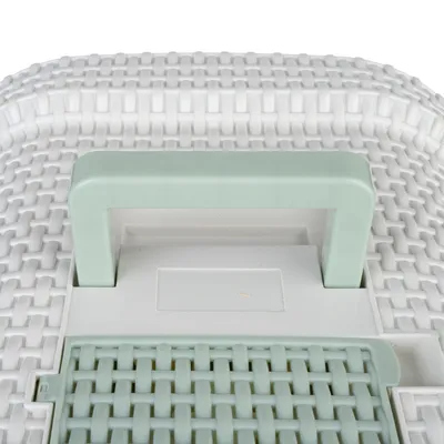Vista detallada de una cesta de plástico blanca con asa verde y diseño trenzado.