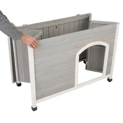 Grijs houten hondenhuis met afneembaar zijpaneel, getoond tijdens montage.