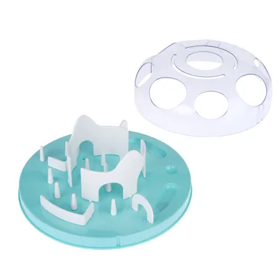 Juguete interactivo para comida con base color turquesa y obstáculos blancos, cubierta transparente desmontable con aberturas.
