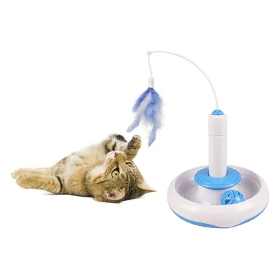 Chat tigré allongé à côté d’un jouet interactif pour chat avec plumes bleues suspendues et balle en plastique bleu dans une base ronde blanche et bleue.