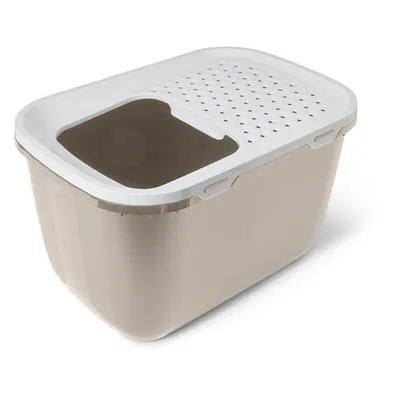 Beige kissan hiekkalaatikko, jossa valkoinen kansi ja yläpuolinen sisäänkäynti. Kannessa reikiä hiekan vähentämiseksi.