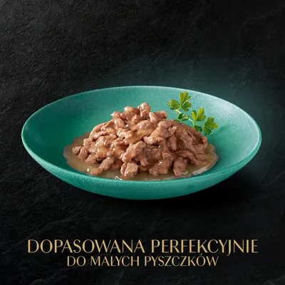 Miseczka z kawałkami mięsa w sosie, udekorowana pietruszką. Dopasowana perfekcyjnie do małych pyszczków.