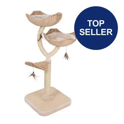 Kratzbaum mit drei Ebenen aus geflochtenem Material, zwei Hängespielzeugen und gepolsterten Liegeflächen. Blauer Kreis mit Text 'Top Seller'.