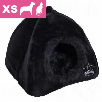 Svart plyschig koja med ingång och broderad krona, storlek XS. Rosa ruta med texten XS samt siluetter av hund och katt uppe till vänster.