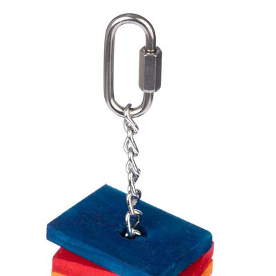 Catena in metallo con moschettone e blocchi di legno colorati in blu, rosso e giallo.