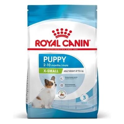 Sachet Royal Canin Puppy X-Small 2–10 mois, poids adulte jusqu’à 4 kg. Texte visible : Strong immune system, Brain development, Antioxidants. Photo d’un chiot sur l’emballage.